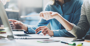 une femme discutant de la différence entre la proposition de consommateur et la consolidation de dettes avec un syndic autorisé en insolvabilité